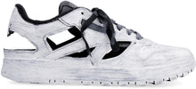 Carica l'immagine nel visualizzatore di Gallery, MM x Reebok - Sneakers low-top Tabi in pelle
