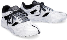 Carica l'immagine nel visualizzatore di Gallery, MM x Reebok - Sneakers low-top Tabi in pelle
