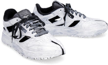 Carica l'immagine nel visualizzatore di Gallery, MM x Reebok - Sneakers low-top Tabi in pelle
