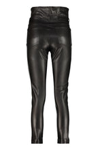 Carica l'immagine nel visualizzatore di Gallery, Pantaloni Suzie in ecopelle
