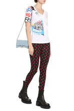 Carica l'immagine nel visualizzatore di Gallery, T-shirt con scollo a V
