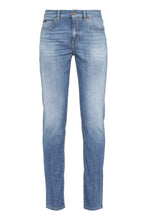 Carica l'immagine nel visualizzatore di Gallery, Jeans slim fit a 5 tasche
